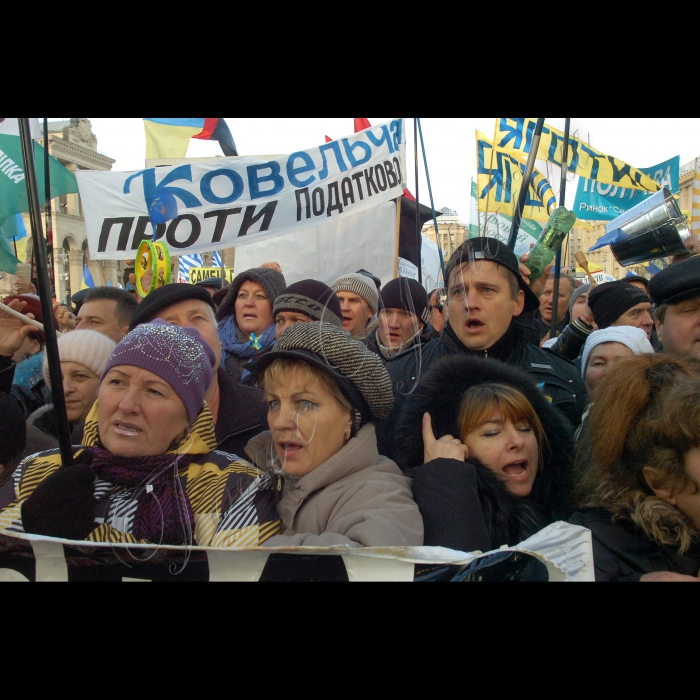 У Києві на Майдані Незалежності продовжується Всеукраїнський страйк-протест проти Податкового кодексу.