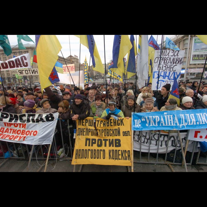 У Києві на Майдані Незалежності продовжується Всеукраїнський страйк-протест проти Податкового кодексу.