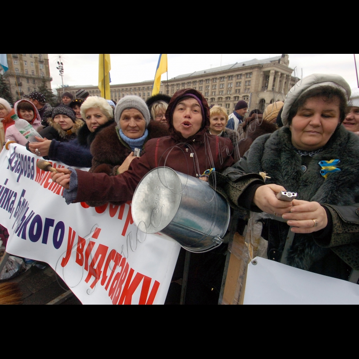 У Києві на Майдані Незалежності продовжується Всеукраїнський страйк-протест проти Податкового кодексу.