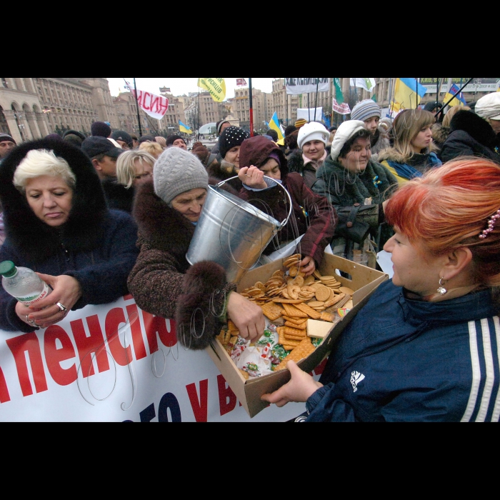 У Києві на Майдані Незалежності продовжується Всеукраїнський страйк-протест проти Податкового кодексу.