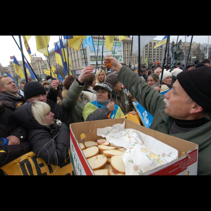У Києві на Майдані Незалежності продовжується Всеукраїнський страйк-протест проти Податкового кодексу.