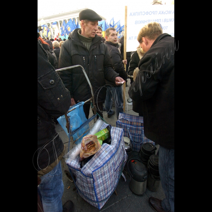 У Києві на Майдані Незалежності продовжується Всеукраїнський страйк-протест проти Податкового кодексу.