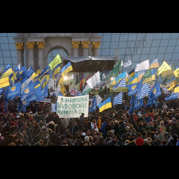 У Києві на Майдані Незалежності продовжується Всеукраїнський страйк-протест проти Податкового кодексу.