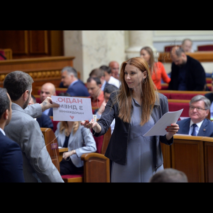 Пленарне засідання Верховної Ради України.
Ольга Червакова БПП з плакатами поздоровлення Савченко з днем народження