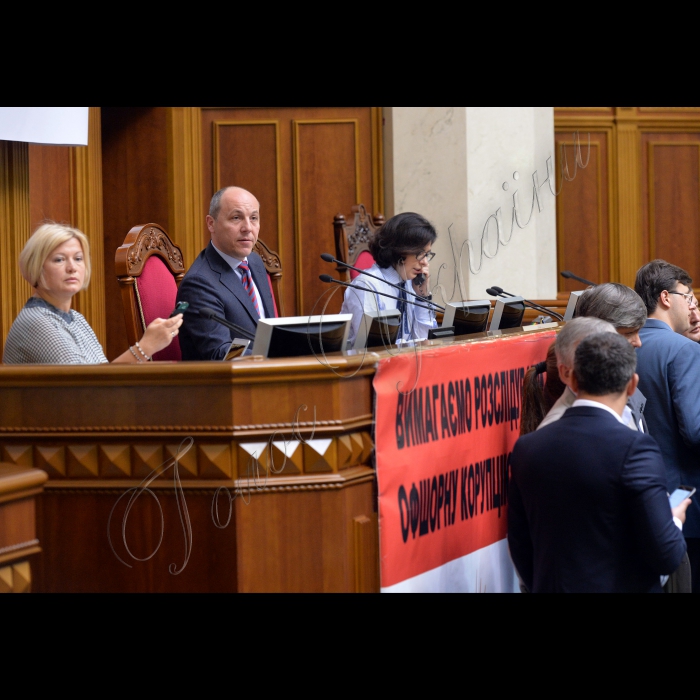 Пленарне засідання Верховної Ради України.
Зліва направо: Перший заступник Голови Верховної Ради України Ірина Геращенко, Голова Верховної Ради України Андрій Парубій, Заступник Голови Верховної Ради України Оксана Сироїд.