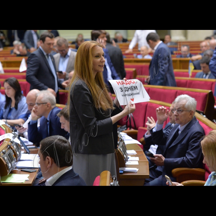Пленарне засідання Верховної Ради України.
Ольга Червакова БПП з плакатами поздоровлення Савченко з днем народження