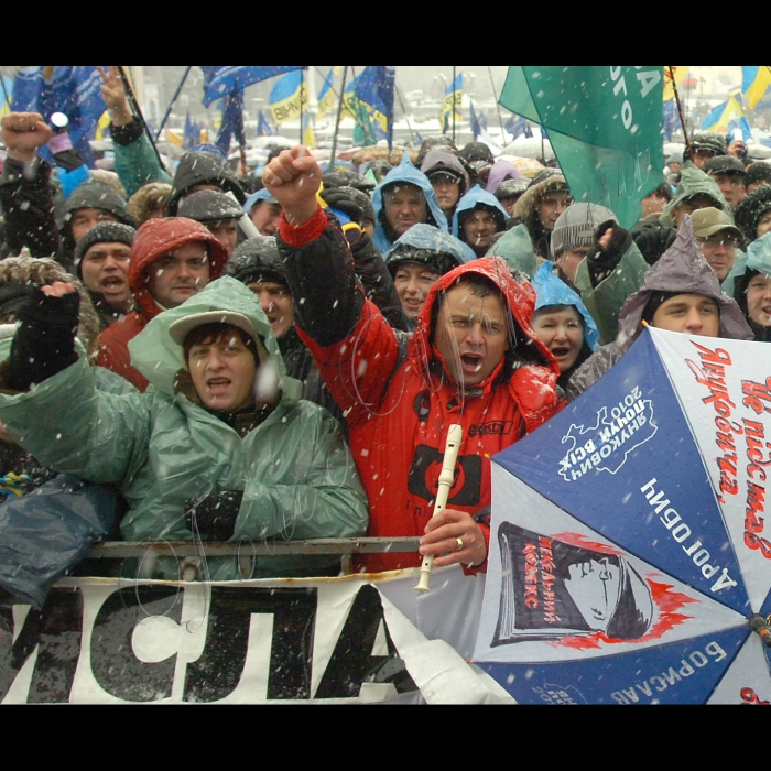 У Києві на Майдані Незалежності продовжується Всеукраїнський страйк-протест проти Податкового кодексу.