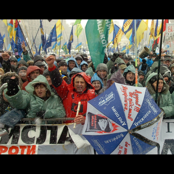 У Києві на Майдані Незалежності продовжується Всеукраїнський страйк-протест проти Податкового кодексу.