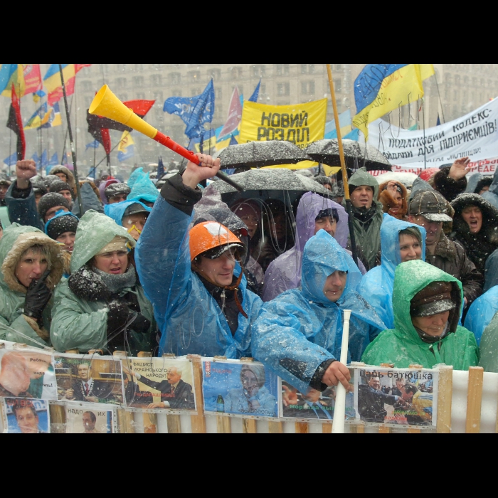 У Києві на Майдані Незалежності продовжується Всеукраїнський страйк-протест проти Податкового кодексу.