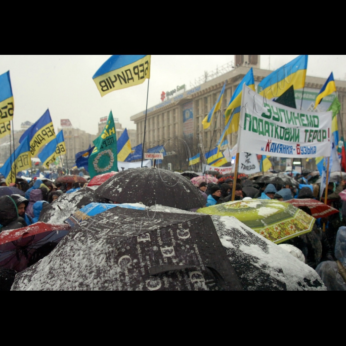 У Києві на Майдані Незалежності продовжується Всеукраїнський страйк-протест проти Податкового кодексу.