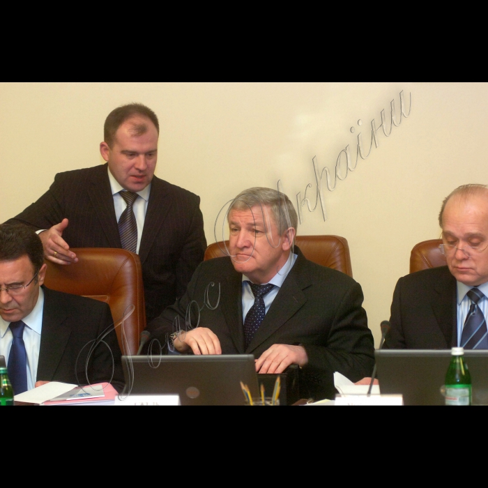 Засідання Кабінету Міністрів України

Кабінет Міністрів завершує розробку і прийняття нормативної бази, необхідної для ефективного запровадження з 1 січня 2011 року нового Бюджетного кодексу. Про це повідомив Прем'єр-міністр Микола Азаров на засіданні уряду. «На сьогоднішньому засіданні в рамках цієї роботи буде розглянуто порядок покриття тимчасових касових розривів Пенсійного фонду України, як це передбачено 43 статтею Кодексу»,  -- сказав Микола Азаров.
