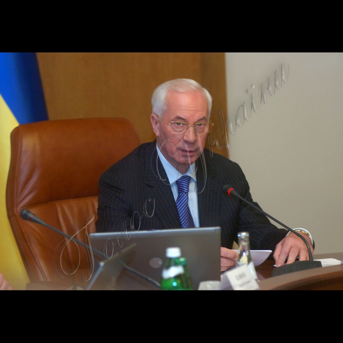 Засідання Кабінету Міністрів України

Кабінет Міністрів завершує розробку і прийняття нормативної бази, необхідної для ефективного запровадження з 1 січня 2011 року нового Бюджетного кодексу. Про це повідомив Прем'єр-міністр Микола Азаров на засіданні уряду. «На сьогоднішньому засіданні в рамках цієї роботи буде розглянуто порядок покриття тимчасових касових розривів Пенсійного фонду України, як це передбачено 43 статтею Кодексу»,  -- сказав Микола Азаров.
