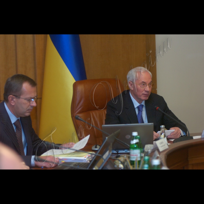 Засідання Кабінету Міністрів України

Кабінет Міністрів завершує розробку і прийняття нормативної бази, необхідної для ефективного запровадження з 1 січня 2011 року нового Бюджетного кодексу. Про це повідомив Прем'єр-міністр Микола Азаров на засіданні уряду. «На сьогоднішньому засіданні в рамках цієї роботи буде розглянуто порядок покриття тимчасових касових розривів Пенсійного фонду України, як це передбачено 43 статтею Кодексу»,  -- сказав Микола Азаров.
