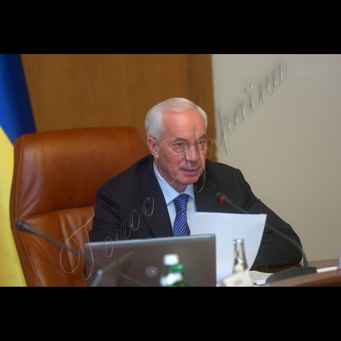Засідання Кабінету Міністрів України

Кабінет Міністрів завершує розробку і прийняття нормативної бази, необхідної для ефективного запровадження з 1 січня 2011 року нового Бюджетного кодексу. Про це повідомив Прем'єр-міністр Микола Азаров на засіданні уряду. «На сьогоднішньому засіданні в рамках цієї роботи буде розглянуто порядок покриття тимчасових касових розривів Пенсійного фонду України, як це передбачено 43 статтею Кодексу»,  -- сказав Микола Азаров.
