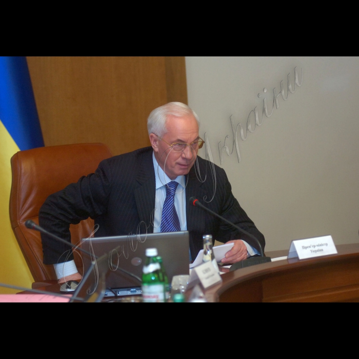 Засідання Кабінету Міністрів України

Кабінет Міністрів завершує розробку і прийняття нормативної бази, необхідної для ефективного запровадження з 1 січня 2011 року нового Бюджетного кодексу. Про це повідомив Прем'єр-міністр Микола Азаров на засіданні уряду. «На сьогоднішньому засіданні в рамках цієї роботи буде розглянуто порядок покриття тимчасових касових розривів Пенсійного фонду України, як це передбачено 43 статтею Кодексу»,  -- сказав Микола Азаров.
