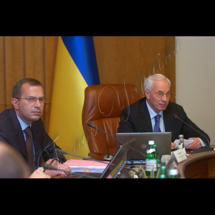 Засідання Кабінету Міністрів України

Кабінет Міністрів завершує розробку і прийняття нормативної бази, необхідної для ефективного запровадження з 1 січня 2011 року нового Бюджетного кодексу. Про це повідомив Прем'єр-міністр Микола Азаров на засіданні уряду. «На сьогоднішньому засіданні в рамках цієї роботи буде розглянуто порядок покриття тимчасових касових розривів Пенсійного фонду України, як це передбачено 43 статтею Кодексу»,  -- сказав Микола Азаров.
