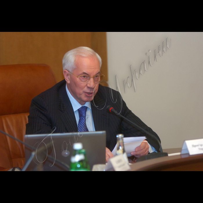 Засідання Кабінету Міністрів України

Кабінет Міністрів завершує розробку і прийняття нормативної бази, необхідної для ефективного запровадження з 1 січня 2011 року нового Бюджетного кодексу. Про це повідомив Прем'єр-міністр Микола Азаров на засіданні уряду. «На сьогоднішньому засіданні в рамках цієї роботи буде розглянуто порядок покриття тимчасових касових розривів Пенсійного фонду України, як це передбачено 43 статтею Кодексу»,  -- сказав Микола Азаров.

