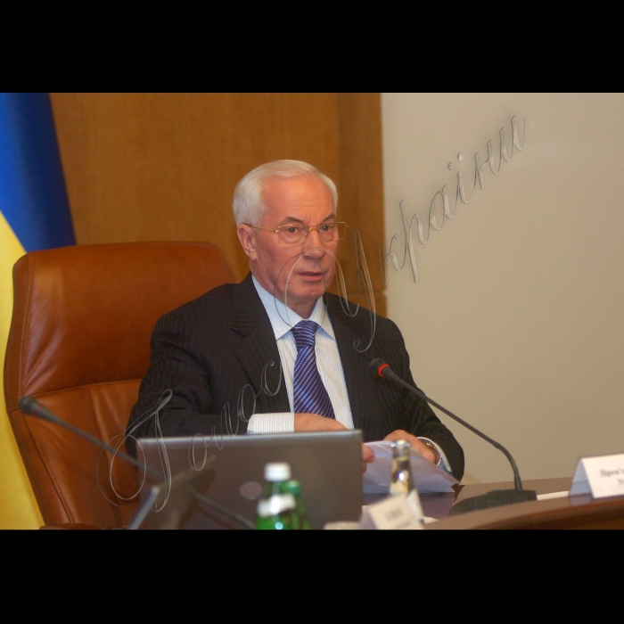 Засідання Кабінету Міністрів України

Кабінет Міністрів завершує розробку і прийняття нормативної бази, необхідної для ефективного запровадження з 1 січня 2011 року нового Бюджетного кодексу. Про це повідомив Прем'єр-міністр Микола Азаров на засіданні уряду. «На сьогоднішньому засіданні в рамках цієї роботи буде розглянуто порядок покриття тимчасових касових розривів Пенсійного фонду України, як це передбачено 43 статтею Кодексу»,  -- сказав Микола Азаров.
