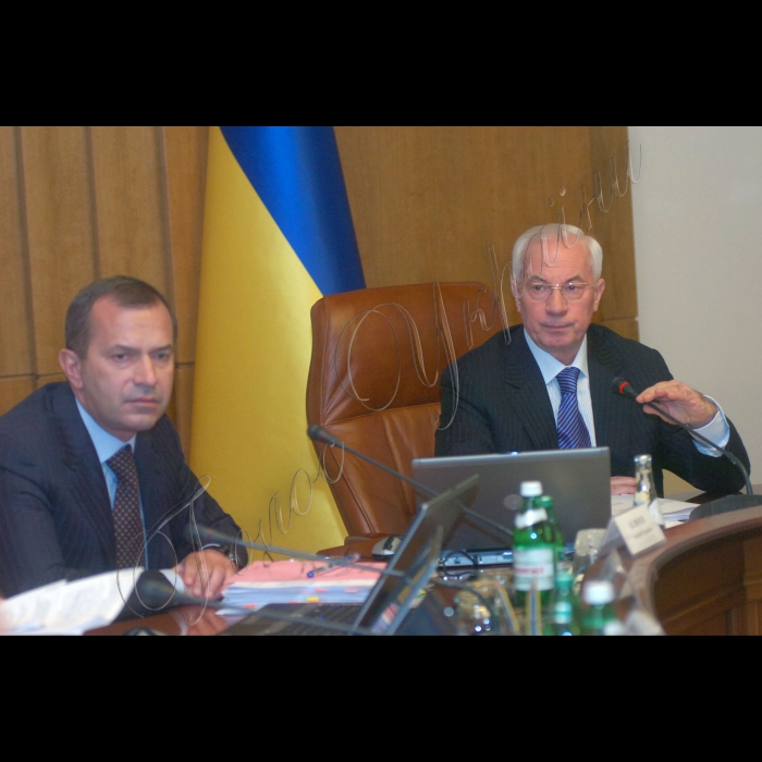 Засідання Кабінету Міністрів України

Кабінет Міністрів завершує розробку і прийняття нормативної бази, необхідної для ефективного запровадження з 1 січня 2011 року нового Бюджетного кодексу. Про це повідомив Прем'єр-міністр Микола Азаров на засіданні уряду. «На сьогоднішньому засіданні в рамках цієї роботи буде розглянуто порядок покриття тимчасових касових розривів Пенсійного фонду України, як це передбачено 43 статтею Кодексу»,  -- сказав Микола Азаров.
