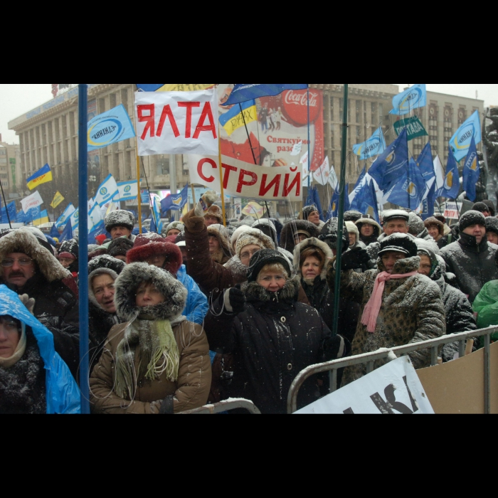 У Києві на Майдані Незалежності продовжується Всеукраїнський страйк протесту проти Податкового кодексу. 