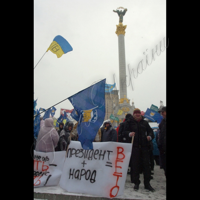 У Києві на Майдані Незалежності продовжується Всеукраїнський страйк протесту проти Податкового кодексу.