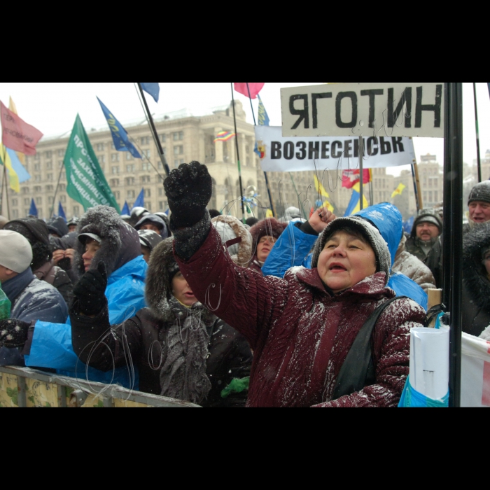 У Києві на Майдані Незалежності продовжується Всеукраїнський страйк протесту проти Податкового кодексу. 