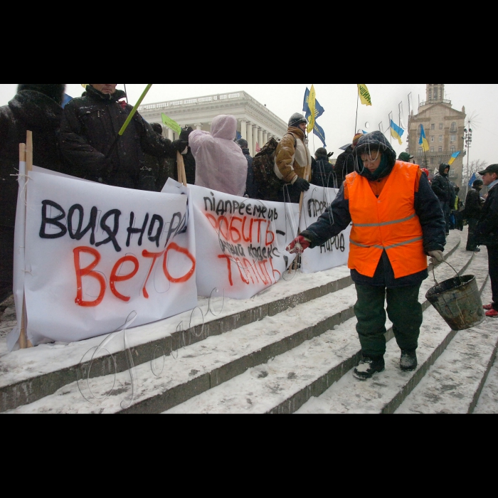 У Києві на Майдані Незалежності продовжується Всеукраїнський страйк протесту проти Податкового кодексу.