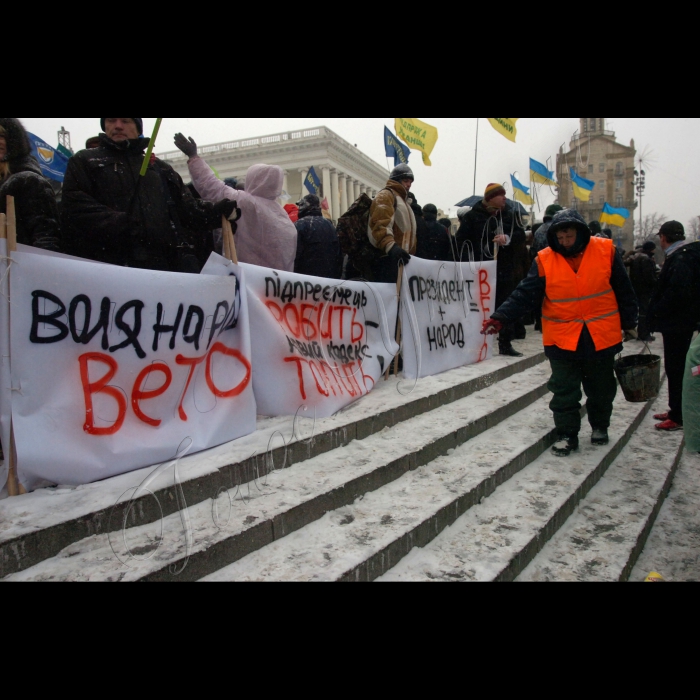У Києві на Майдані Незалежності продовжується Всеукраїнський страйк протесту проти Податкового кодексу. 