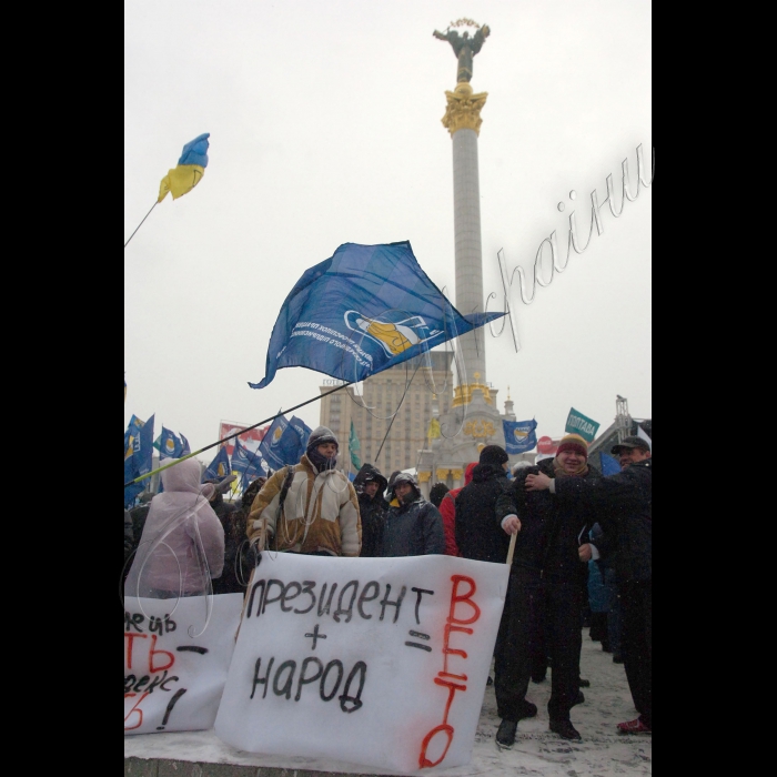 У Києві на Майдані Незалежності продовжується Всеукраїнський страйк протесту проти Податкового кодексу.