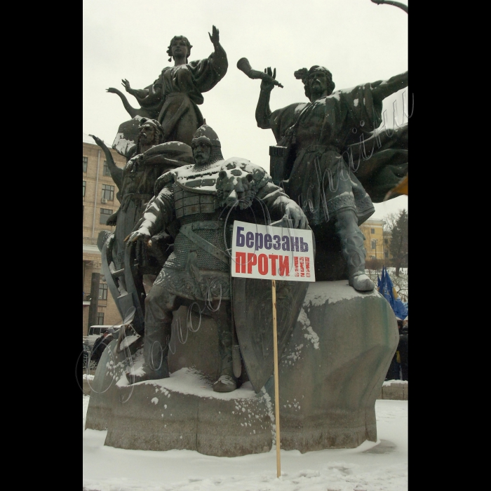 У Києві на Майдані Незалежності продовжується Всеукраїнський страйк протесту проти Податкового кодексу.