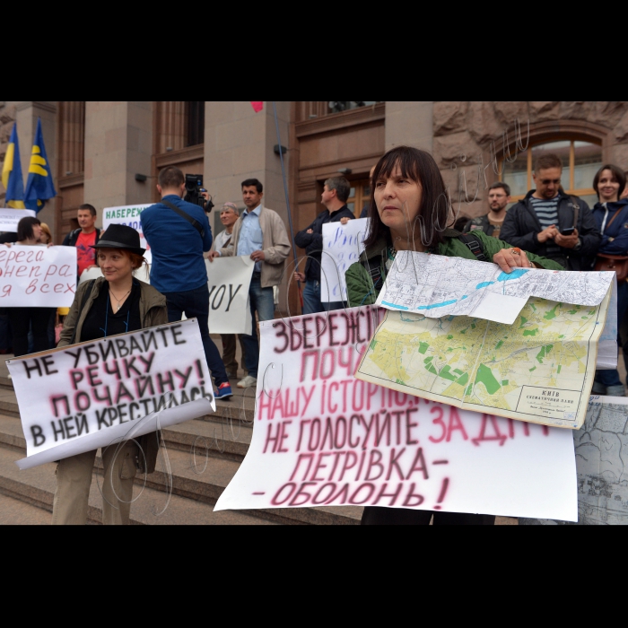 Біля Київської міської ради відбулась акція проти незаконних забудов. В акції взяли участь захисники Качиного озера, Микільської Слобідки, Биківнянського лісу, активісти ініціативних груп вул. Прирічної, 37а, пров. Святошинського, 2, вул. Володі Дубініна, 2, вул. Мечнікова, 9–11, вул. Петра Красікова і багатьох інших. Протестувальники вимагають покласти край незаконним забудовам і припинити ущільнювальний будівельний терор. Організатори акції – ГО «Барви життя», ГО «Микільська Слобідка».