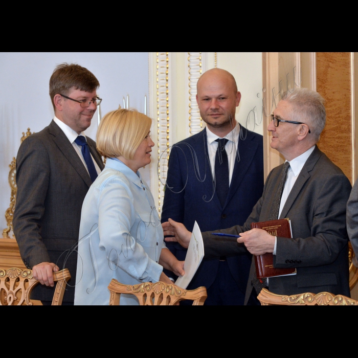 Зустріч Першого заступника Голови Верховної Ради України Ірини Геращенко з керівниками дипломатичних місій держав «Великої сімки», акредитованих в Україні.
Надзвичайний і Повноважний Посол Литовської республіки в Україні Маріус Януконіс, Ірина Геращенко, Повноважний міністр Посольства Литовської республіки в Україні Йонас Даніляускас, радник-посланник Посольства Французької Республіки в Україні Фредерік де Туше 