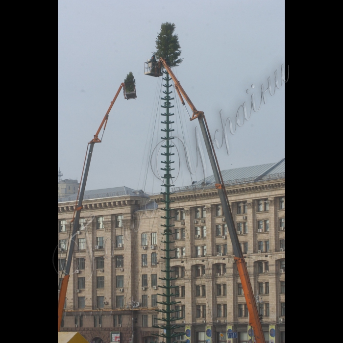 КИЇВ. На головній площі країни біля монументу Незалежності столичні комунальники продовжують збирати головну ялинку столиці. 
