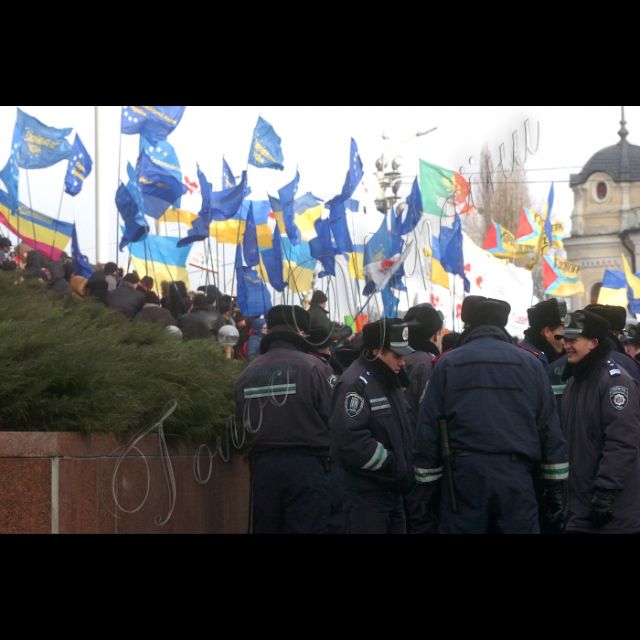 КИЇВ, 6 грудня. Акція протесту на Майдані Незалежності о 9:00 не розпочалася. На головній площі країни біля монументу Незалежності встановлено металеві щити. У свою чергу, столичні комунальники продовжують збирати головну ялинку столиці. Водночас на Європейській площі біля Українського дому зібралося кілька сотень представників Європейської партії, БЮТ, партії 