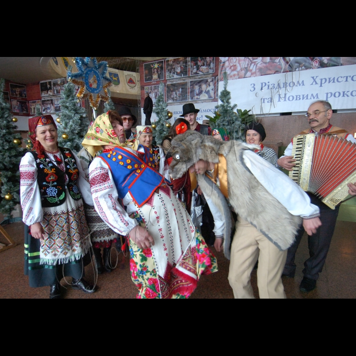 В столичному Українському домі відбувся «Бал «Маланка-2011”. Організатор: Львівське товариство у Києві.
Народний фольклорний ансамбль «Гаївка» (Львівська область).