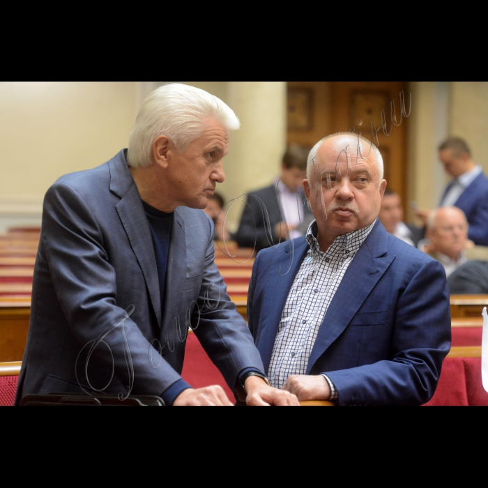 Пленарне засідання Верховної Ради.
Володимир Литвин,  Віктор Развадовський (ВОЛЯ)