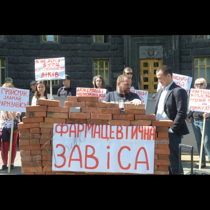Біля КМУ активісти пацієнтських організацій провели акцію протесту «Зламаємо фармацевтичну завісу» . Під час акції відбувся прес-брифінг, у якому візьмуть участь: Ольга Стефанишина, БФ «Пацієнти України»,  Дмитро Шерембей, Всеукраїнська мережа ЛЖВ, юрист АО «Арцингер» та ін. Представники громадських організацій передали прем’єр-міністру розроблений законопроект, який спрямований на дерегуляцію ринку ліків України.