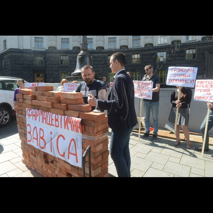Біля КМУ активісти пацієнтських організацій провели акцію протесту «Зламаємо фармацевтичну завісу» . Під час акції відбувся прес-брифінг, у якому візьмуть участь: Ольга Стефанишина, БФ «Пацієнти України»,  Дмитро Шерембей, Всеукраїнська мережа ЛЖВ, юрист АО «Арцингер» та ін. Представники громадських організацій передали прем’єр-міністру розроблений законопроект, який спрямований на дерегуляцію ринку ліків України.