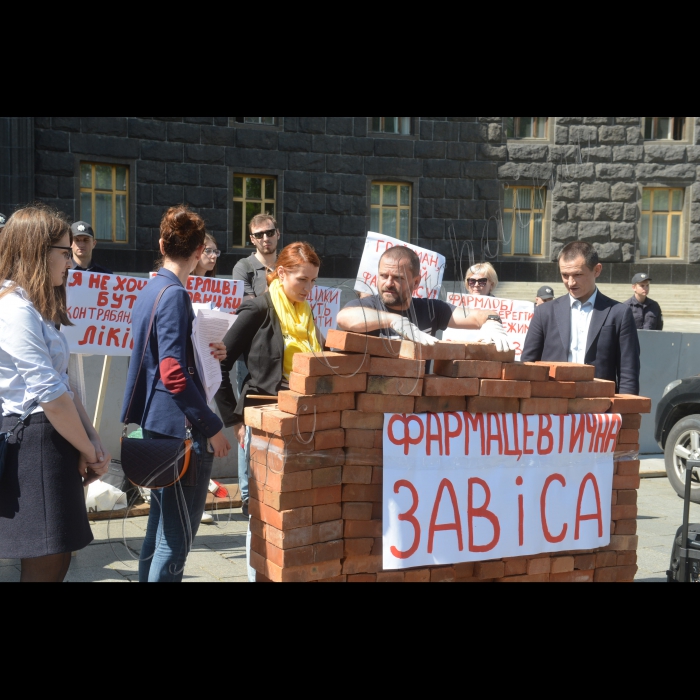 Біля КМУ активісти пацієнтських організацій провели акцію протесту «Зламаємо фармацевтичну завісу» . Під час акції відбувся прес-брифінг, у якому візьмуть участь: Ольга Стефанишина, БФ «Пацієнти України»,  Дмитро Шерембей, Всеукраїнська мережа ЛЖВ, юрист АО «Арцингер» та ін. Представники громадських організацій передали прем’єр-міністру розроблений законопроект, який спрямований на дерегуляцію ринку ліків України.