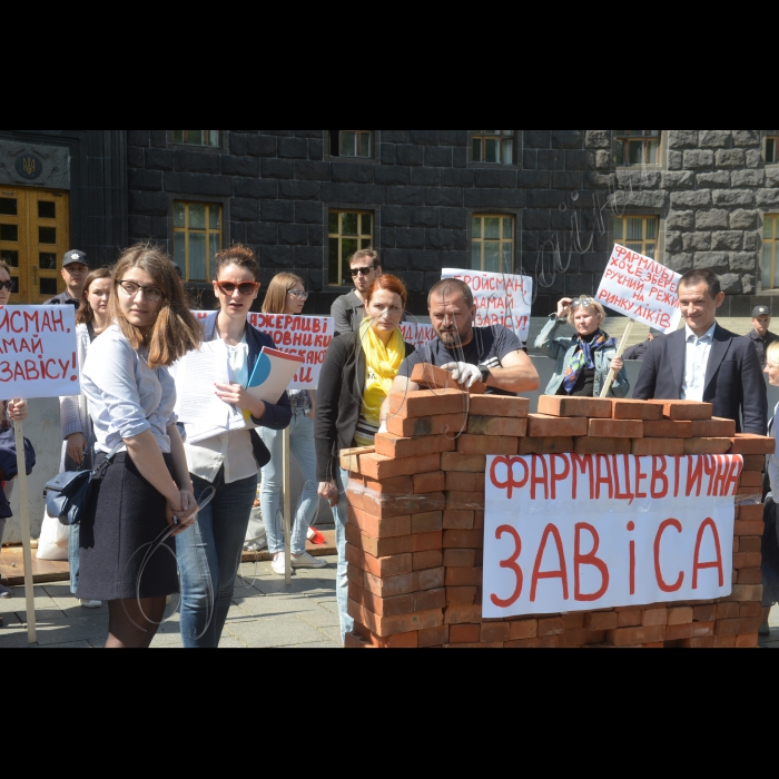 Біля КМУ активісти пацієнтських організацій провели акцію протесту «Зламаємо фармацевтичну завісу» . Під час акції відбувся прес-брифінг, у якому візьмуть участь: Ольга Стефанишина, БФ «Пацієнти України»,  Дмитро Шерембей, Всеукраїнська мережа ЛЖВ, юрист АО «Арцингер» та ін. Представники громадських організацій передали прем’єр-міністру розроблений законопроект, який спрямований на дерегуляцію ринку ліків України.