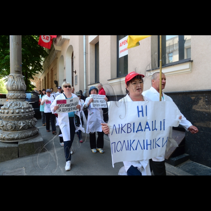 Біля Кабінету Міністрів України відбулася акція «Припиніть знищувати поліклініки!». Медики лінійної поліклініки залізничної станції Ромни, що пройшли пішим маршем більше 250 кілометрів від м. Ромни Сумської обл. до Києва, вимагали припинити ліквідацію лінійної поліклініки і зберегти медичне обслуговування працівників залізничного транспорту. Співробітники лінійної поліклініки станції Ромни вже більше 5 місяців не отримують зарплату.