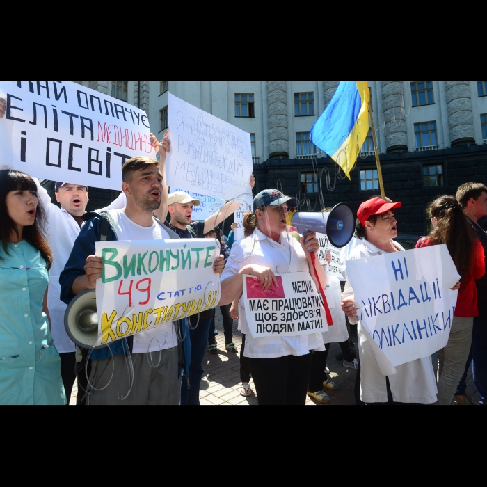 Біля Кабінету Міністрів України відбулася акція «Припиніть знищувати поліклініки!». Медики лінійної поліклініки залізничної станції Ромни, що пройшли пішим маршем більше 250 кілометрів від м. Ромни Сумської обл. до Києва, вимагали припинити ліквідацію лінійної поліклініки і зберегти медичне обслуговування працівників залізничного транспорту. Співробітники лінійної поліклініки станції Ромни вже більше 5 місяців не отримують зарплату.