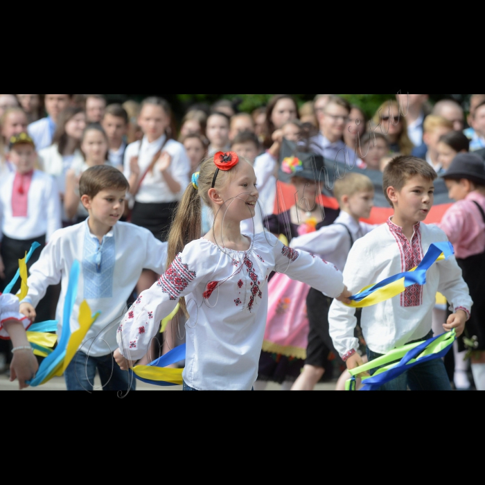 27 травня 2016. Свято останнього дзвоника у спеціалізованій школі №149 з поглибленим вивченням німецької мови м Києва.