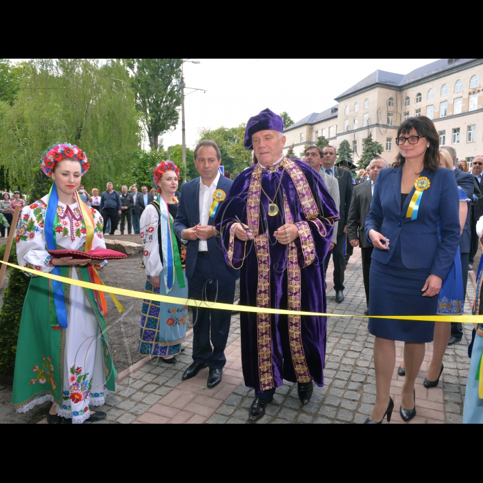 27 травня 2016. Київ. Святкування 118-річчя  Національного університета біоресурсів і природокористування України. До дня народження університету ботанічний сад отримав новий вхід та центральну алею на 230 метрів. Стрічку перерізають голова наглядової ради Микола Томенко, ректор університету Станіслав Ніколаєнко та заступник міністра аграрної політики та продовольства України Олена Ковальова