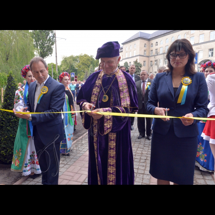  27 травня 2016. Київ. Святкування 118-річчя  Національного університета біоресурсів і природокористування України. До дня народження університету ботанічний сад отримав новий вхід та центральну алею на 230 метрів. Стрічку перерізають голова наглядової ради Микола Томенко, ректор університету Станіслав Ніколаєнко та заступник міністра аграрної політики та продовольства України Олена Ковальова