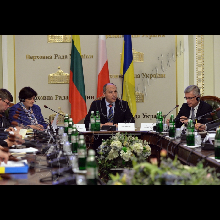  30 травня 2016. Зустріч Голови Верховної Ради України Андрія Парубія з Головою Сейму Литовської Республіки, Лоретою Граужинєнє, Маршалком Сенату Парламенту Республіки Польща Станіславом Карчевським та членами Президії Міжпарламентської асамблеї Верховної Ради України, Сейму Литовської Республіки та Сейму і Сенату Республіки Польща