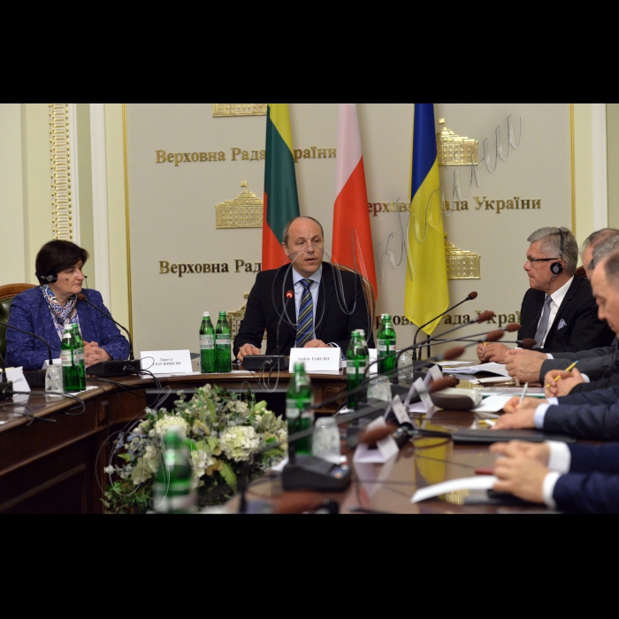  30 травня 2016. Зустріч Голови Верховної Ради України Андрія Парубія з Головою Сейму Литовської Республіки, Лоретою Граужинєнє, Маршалком Сенату Парламенту Республіки Польща Станіславом Карчевським та членами Президії Міжпарламентської асамблеї Верховної Ради України, Сейму Литовської Республіки та Сейму і Сенату Республіки Польща