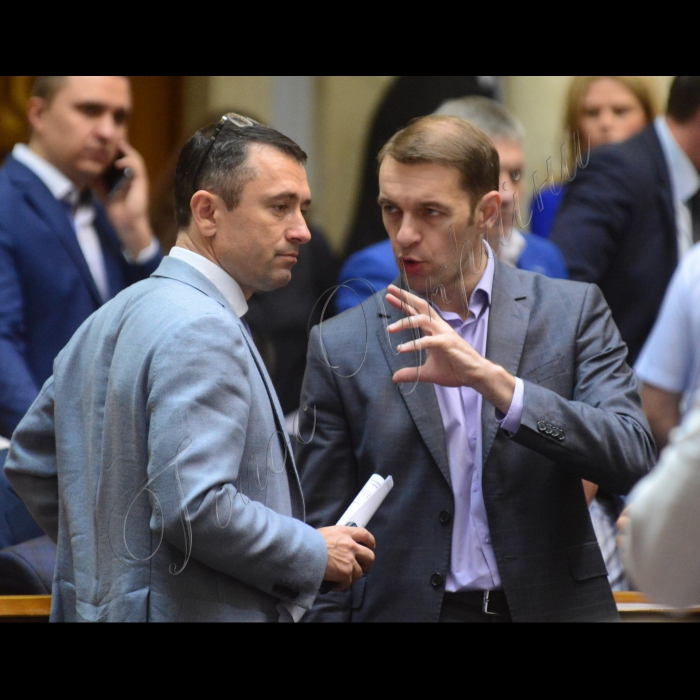2 червня 2016. Пленарне засідання Верховної Ради України. Віктор Романюк НФ Геннадій Кривошея НФ