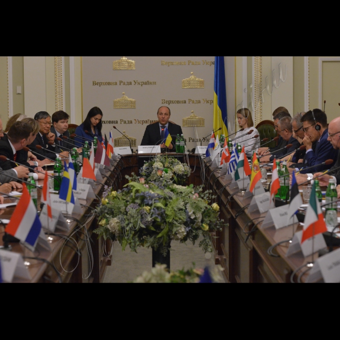 03 червня 2016. Зустріч Голови Верховної Ради України Андрія Парубія з послами держав ЄС і країн «Великої сімки» акредитованими в Україні.
Голова Комітету Верховної Ради України у закордонних справах Ганна Гопко, Голова Верховної Ради України Андрій Парубій, керівник Секретаріату Голови Верховної Ради України Тетяна Подольська 