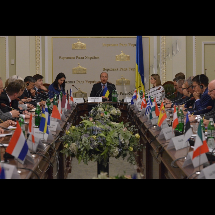 03 червня 2016. Зустріч Голови Верховної Ради України Андрія Парубія з послами держав ЄС і країн «Великої сімки» акредитованими в Україні.
Голова Комітету Верховної Ради України у закордонних справах Ганна Гопко, Голова Верховної Ради України Андрій Парубій, керівник Секретаріату Голови Верховної Ради України Тетяна Подольська 